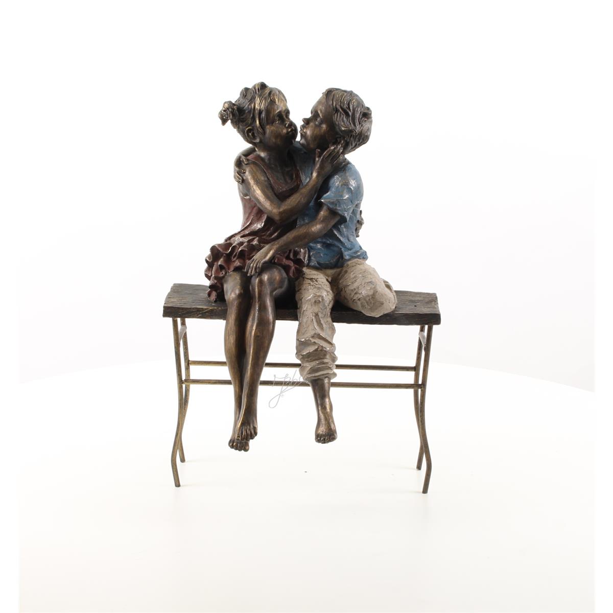 A RESIN FIGURINE OF A KISSING COUPLE